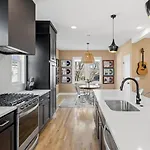 Modern House By Downtown With Garage And Fenced-in Yard Holiday home *