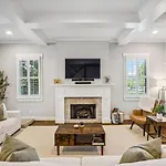 Walk To 12 South And Restaurants With Garage And Golf Simulator Holiday home Nashville