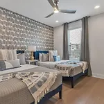 Combined Townhome With 26 Beds - 2 Rooftops! Holiday home *