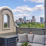 Holiday home 2 Homes! Broadway Views, Rooftops & Karaoke Nashville