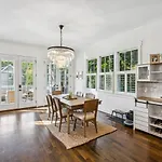 Walk To 12 South And Restaurants With Garage And Golf Simulator Holiday home Nashville