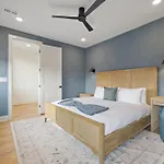 The Elmwood & Ashford - 8br Weho Rooftops Holiday home
