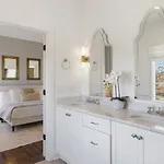 Near Vanderbilt And Belmont With Garage, Pool Table Holiday home