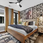 Holiday home Elegant Nash Karaoke Haven With Rooftop Fire Table Nashville