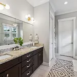 Holiday home Walk To 12 South And Restaurants With Garage And Golf Simulator