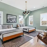 Modern House By Downtown With Garage And Fenced-in Yard Holiday home *