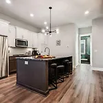Private With Rooftop Game Near Downtown Holiday home