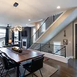 2 Homes! Broadway Views, Rooftops & Karaoke Holiday home *
