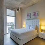 Holiday home Floor Living 1br 30 Day Min With Rooftop Deck Nashville