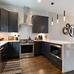 Holiday home 2 Homes! Broadway Views, Rooftops & Karaoke *