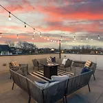 Holiday home View Only 1 Mile To Downtown With Garage And Rooftop
