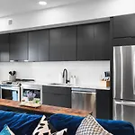 Riverfront Luxury - Walk To Downtown Broadway, Private Patio Holiday home *