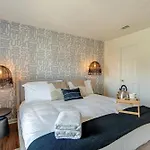 Holiday home Boho West - West End - 3 Mins To Broadway