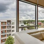 Floor Living 1br 30 Day Min With Rooftop Deck *