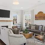 Near Vanderbilt And Belmont With Garage, Pool Table Holiday home *