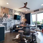 2 Homes! Broadway Views, Rooftops & Karaoke Holiday home Nashville