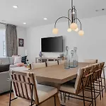 Skyline Views Rooftop Retreat Fire Pit Grill Holiday home Nashville
