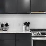 Riverfront Luxury - Walk To Downtown Broadway, Private Patio Holiday home *