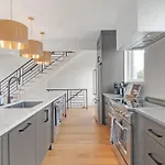 The Elmwood & Ashford - 8br Weho Rooftops Holiday home