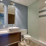 Floor Living 1br 30 Day Min With Rooftop Deck Holiday home *