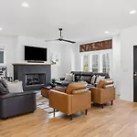 Modern House By Downtown With Garage And Fenced-in Yard Holiday home