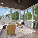 Holiday home Walk To 12 South And Restaurants With Garage And Golf Simulator