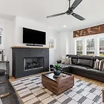 Modern House By Downtown With Garage And Fenced-in Yard *