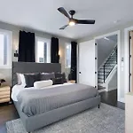 2 Homes! Broadway Views, Rooftops & Karaoke *