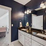 Walk To 12 South And Restaurants With Garage And Golf Simulator Holiday home Nashville