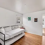 Cozy Gem In 12 South Holiday home