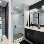2 Homes! Broadway Views, Rooftops & Karaoke Holiday home