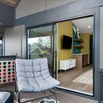 The Musgraves - Modern Music Row Home With Rooftop