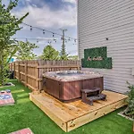 Hottub/karaoke-10m Dt-beg Your Parton? Dolly's Hm Nashville