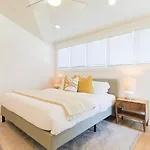 Modern Retreat 4 Bedroom 3 5 Ba Walk To East Nash Gems