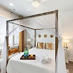 Private With Rooftop Game Near Downtown *
