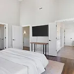 Near Vanderbilt And Belmont With Garage, Pool Table Holiday home Nashville