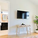 New Cowgirl Karaoke, 5 Min To Broadway Holiday home *