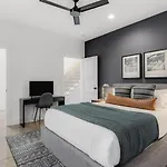 View Only 1 Mile To Downtown With Garage And Rooftop *