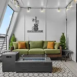 Holiday home Elegant Nash Karaoke Haven With Rooftop Fire Table *