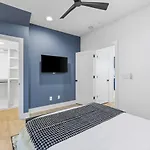 Modern House By Downtown With Garage And Fenced-in Yard Holiday home *
