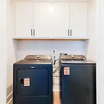 Brand New Townhome In The Heart Of The Holiday home *