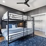 View Only 1 Mile To Downtown With Garage And Rooftop Holiday home *