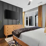 Elegant Nash Karaoke Haven With Rooftop Fire Table Holiday home *
