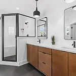 Holiday home Modern House By Downtown With Garage And Fenced-in Yard *