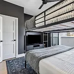 View Only 1 Mile To Downtown With Garage And Rooftop Holiday home