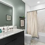 Riverfront Luxury - Walk To Downtown Broadway, Private Patio Holiday home *