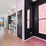 Riverfront Walk To Downtown With Garage Parking Holiday home