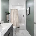 Riverfront Luxury - Walk To Downtown Broadway, Private Patio Holiday home *