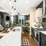 2 Homes! Broadway Views, Rooftops & Karaoke Holiday home *