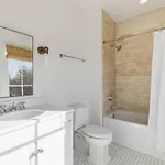 Near Vanderbilt And Belmont With Garage, Pool Table Holiday home